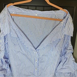 Off the shoulder, scrunched sleeves button up.